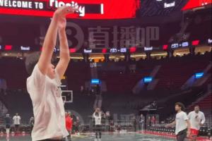 小吧现场观察杨瀚森赛前热身 勾手+篮下对抗终结有模有样！