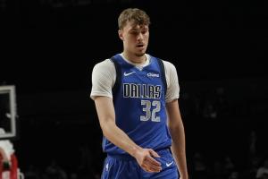 记者：弗拉格控运投射短板被放大 独行侠既夹不下CC又顶不住杜伦