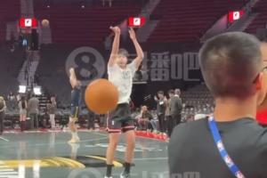 小吧现场看杨瀚森热身练习暴扣+三分 远端的约老师也在投三分！