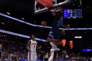 已经融入球队！科沃德溜底线接莫兰特传球上演双手暴扣