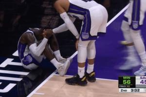 哥我身体没你那么好！施罗德刚崴脚 威少握着手不放想拉起他