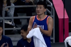 今天打得还可以！孙铭徽15中7砍下15分3板1断 送出10助