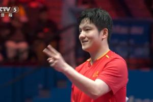 姆巴佩同款？樊振东庆祝比划了手势1和2，然后向观众致意