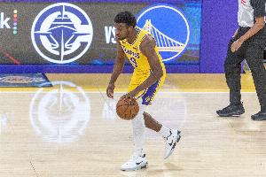 布朗尼面对字母哥 三分球犹豫了直接没出手&选择分球里夫斯