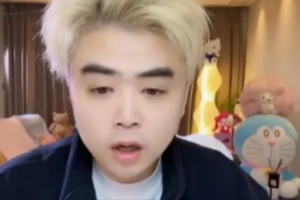 朱开：Jiejie去不去WBG不知道 但是WBG缺打野，Tian确定不在WBG打