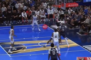 克莱底角三分瞄了一眼 竟然打到了篮板侧沿
