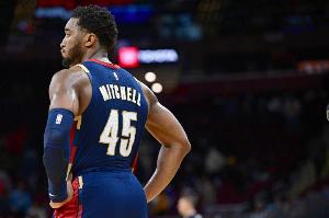 高难度！米切尔接球对抗防守 横移撤步中投打进加罚