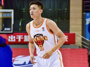 媒体人：周鹏还是老当益壮 负重深蹲24个