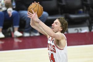 奋力反击！布泽利斯三分命中 公牛打出10-0反超奇才