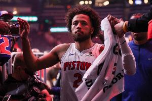 巨星球！康宁汉姆关键时刻选择单打 翻身勾手稳稳命中拉开分差