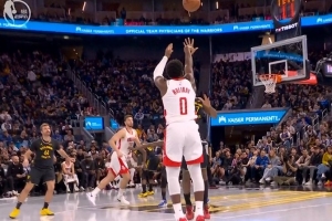 终于来了！申京助攻阿隆·霍勒迪三分反超 火箭本场首次领先！