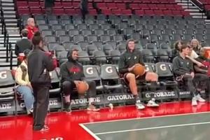 克林根&利拉德从替补席坐投三分 姜还是利指导这样老的辣一些啊~