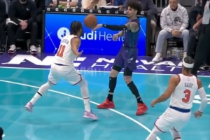 真不是故意！三球欲单手送妙传 但结结实实砸了布伦森脑袋