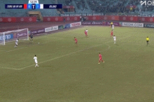 差点还一个！恩加德乌险些超巨失误，幸好球被立柱弹出