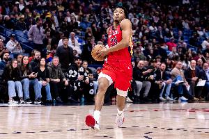 真敢扔！墨菲兜出来接球 调整一下超远三分涮进！