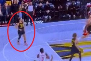 库里绕掩护撞到申京后一瘸一拐 随后仍然发力拼抢篮板&参与进攻