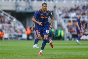 记者：伯卡特受伤，法兰克福考虑冬窗引进奥苏拉、菲尔克鲁格