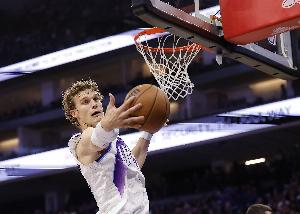 势大力沉！马尔卡宁底线突破 起飞双手暴扣打停国王