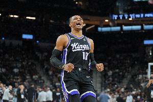 不贪功！国王抢断反击3打1 威少助攻拉文起飞暴扣