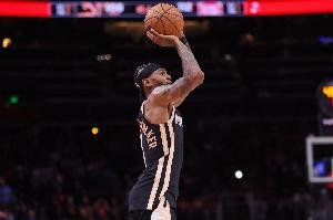 火力很猛！亚历山大·沃克21中9贡献28分 三分13中5