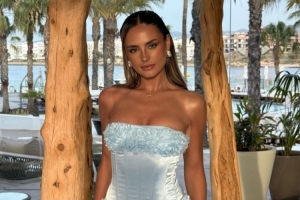 太阳报：罗杰斯与网红模特约会度假，几天后对阵利兹联梅开二度