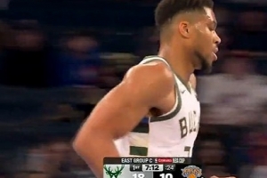 攻防压制！字母哥长驱直入反击得手 雄鹿轰出11-2打停尼克斯