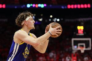 手感冰凉！波杰姆斯基半场4投0中拿到2分3板 三分3中0