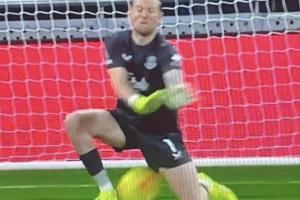 扑救概率95%皮克福德闭眼扑救致下蛋丢球，懊恼跪地+摇头苦笑