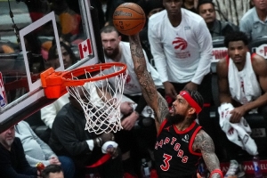 迪克：队内训练时防英格拉姆很艰难 对他来说跳投就是上篮