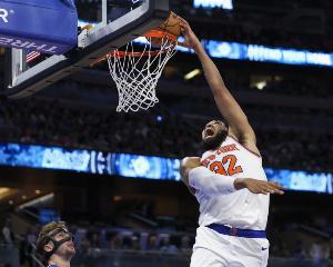 比赛解说：唐斯确实得不到哨 但他抱怨太多 少抱怨裁判更愿意倾听