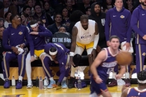 东契奇顶飞吉莱斯皮抛投得手 湖人板凳席集体起立比出“太小了”