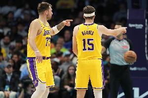 穿针引线！东契奇妙传送助攻 里夫斯底角三分稳稳命中