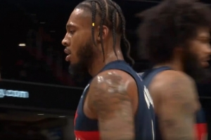 一飞冲天！武克切维奇抢断反击送抛传 惠特摩尔起飞空接单臂暴扣