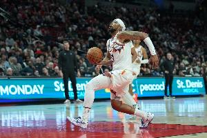 表现不错！古德温替补10中5&三分7中3拿到13分 另有5助3断