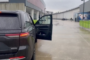 拄拐走路加蒂抵达尤文体检中心接受检查