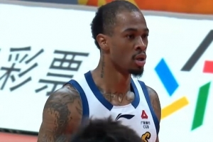 媒体人：雷琼·塔克身体素质超级劲爆 一个人就可撕裂对手防线