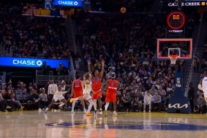 太酷啦！波杰姆斯基奔袭单臂三分抛投压哨命中 双方分差仅有3分