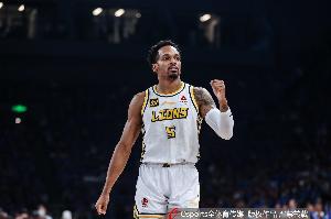 手感一般！小巴里·布朗10投2中&三分6中1 得到8分3板4助