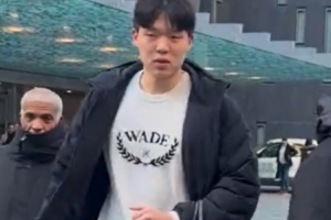 中国球迷多伦多街头等到杨瀚森本人签名！球迷:等了1个多小时了哥