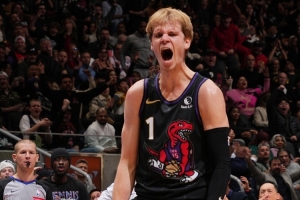 扩大分差！迪克追身三分命中 个人连得5分打停开拓者