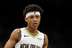 风驰电掣！鹈鹕后场发动进攻 费尔斯犀利突破打成2+1仅用时4秒