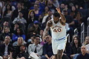 百步穿杨！哈里森·巴恩斯半场8中5拿到17分3助 三分6中4