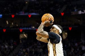 关键啊！小佩顿底角三分压哨命中 勇士在第一节后首次领先雷霆