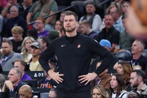 解说：阿夫迪亚明显累了 有个能拿球的中锋 设计点战术也是个思路