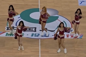 活力十足！媒体人晒CBA俱乐部杯赛南宁赛区啦啦队的舞蹈表演视频