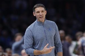 很关键！双方争抢出界判勇士球 雷霆挑战成功拿回球权