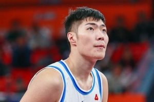 高中锋！马鑫鑫替补9分钟 6中4&罚球5中4拿到12分6板