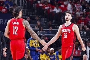 申京：亚当斯带给了球队韧性 他人很有趣&很努力 现在是最好的他