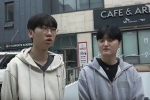 新老传承这块Doran为Peyz介绍T1办公楼并送礼物