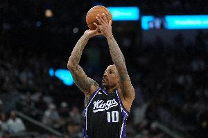 第二节支棱起来！德罗赞半场8中6拿到12分2板1断 第二节单节10分